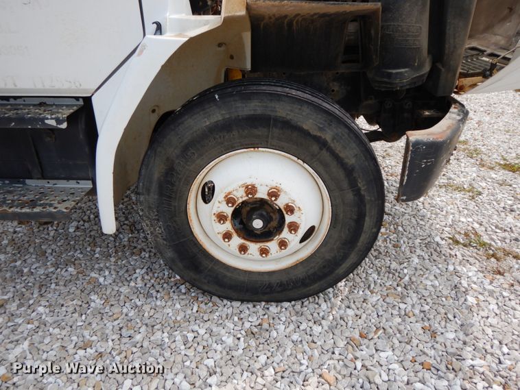 image for item HJ9679 2001 Freightliner FL70  truck cab and chassis