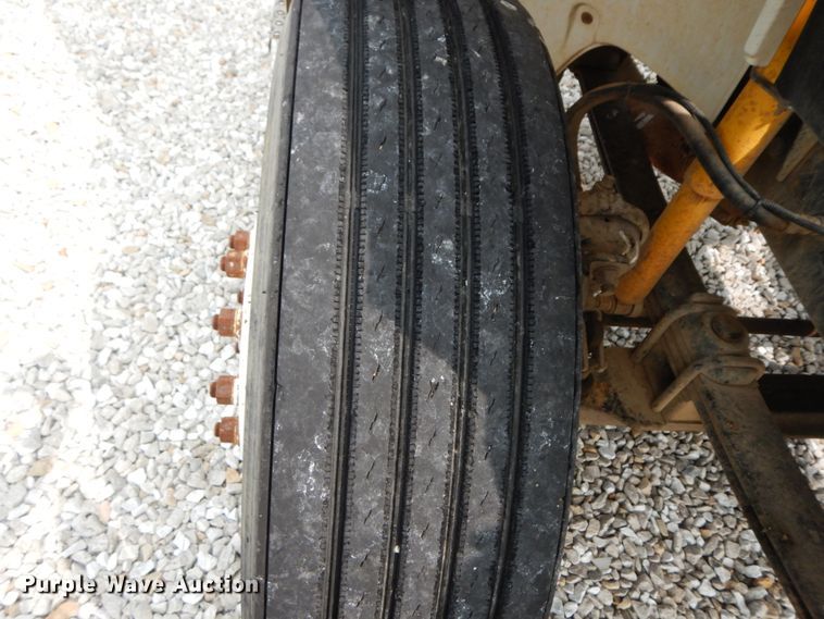 image for item HJ9679 2001 Freightliner FL70  truck cab and chassis