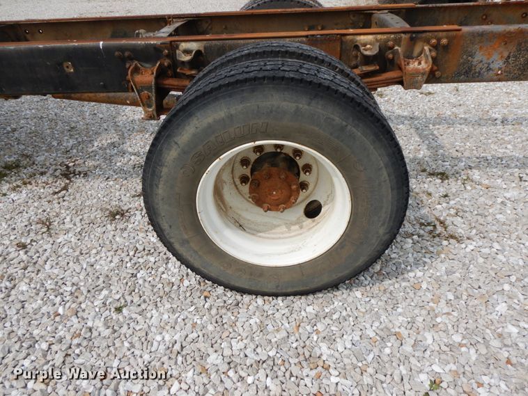 image for item HJ9679 2001 Freightliner FL70  truck cab and chassis