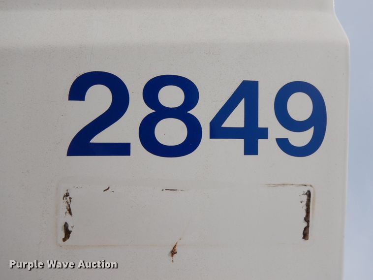 image for item HJ9679 2001 Freightliner FL70  truck cab and chassis