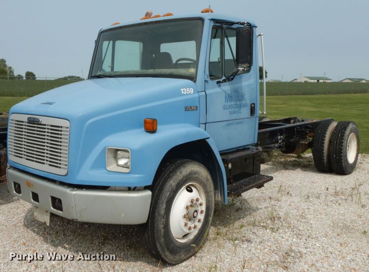 image for item HJ9680 2000 Freightliner FL70  truck cab and chassis