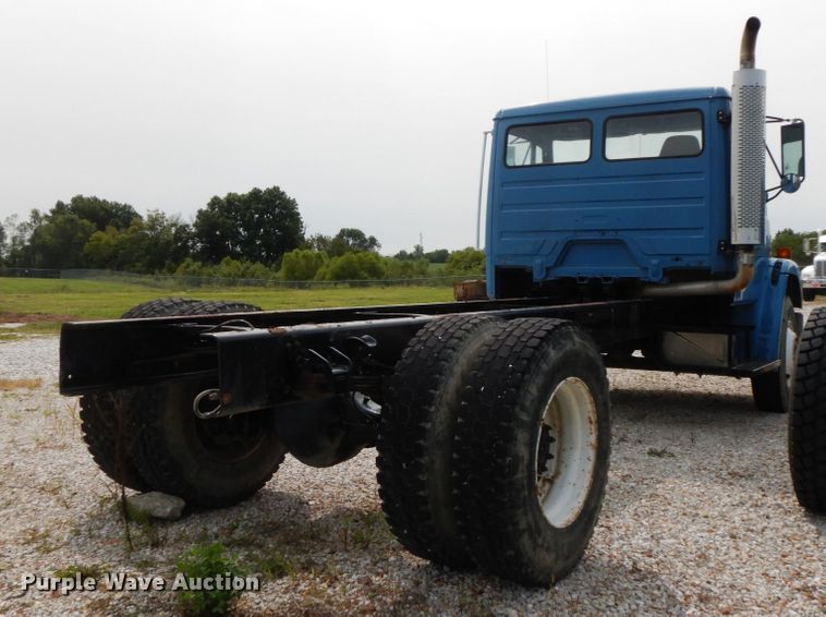 image for item HJ9680 2000 Freightliner FL70  truck cab and chassis