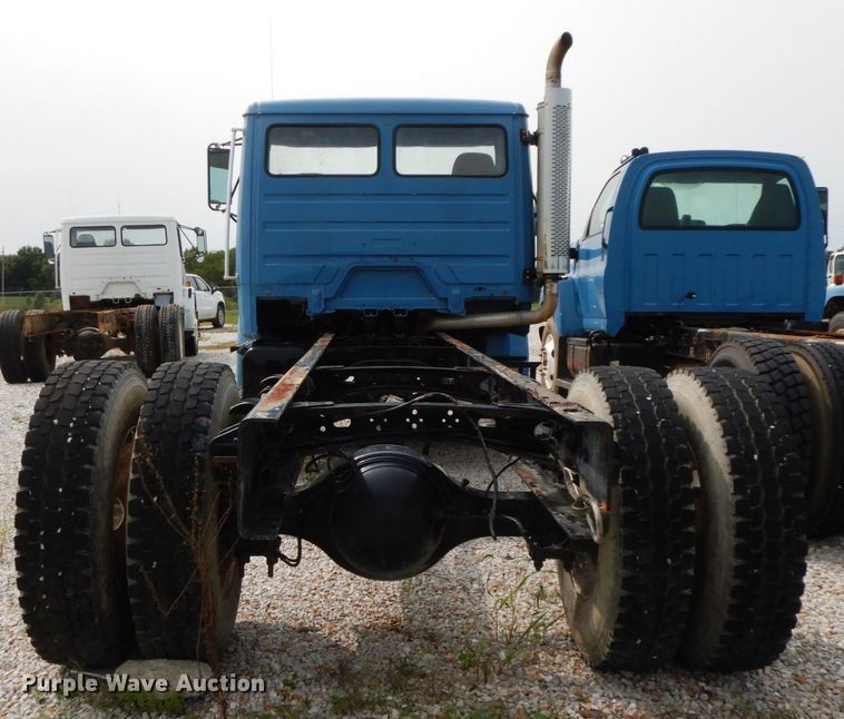 image for item HJ9680 2000 Freightliner FL70  truck cab and chassis