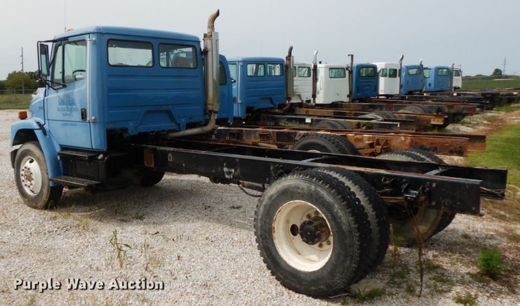 image for item HJ9680 2000 Freightliner FL70  truck cab and chassis