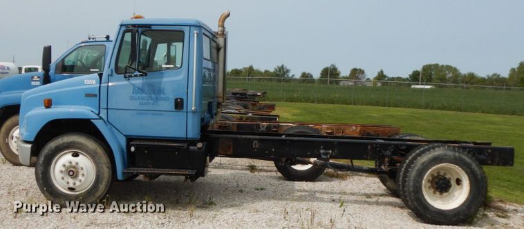 image for item HJ9680 2000 Freightliner FL70  truck cab and chassis