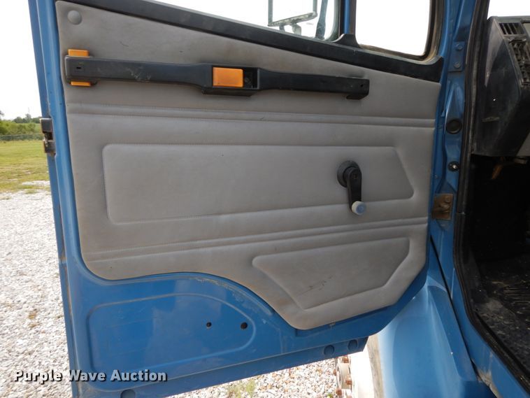 image for item HJ9680 2000 Freightliner FL70  truck cab and chassis