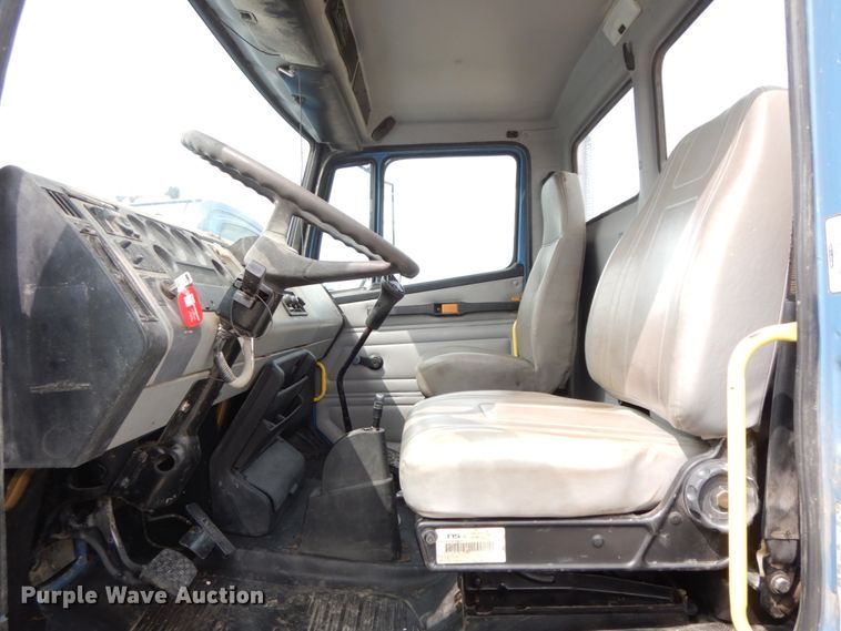 image for item HJ9680 2000 Freightliner FL70  truck cab and chassis