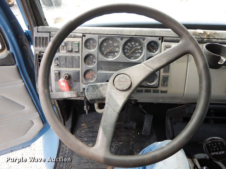 image for item HJ9680 2000 Freightliner FL70  truck cab and chassis