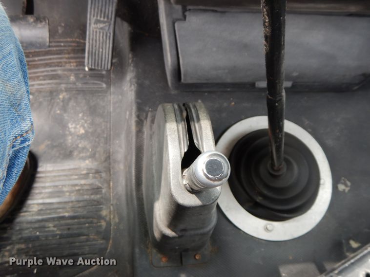 image for item HJ9680 2000 Freightliner FL70  truck cab and chassis