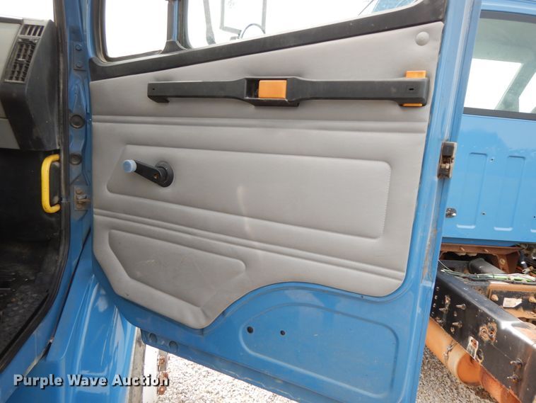 image for item HJ9680 2000 Freightliner FL70  truck cab and chassis