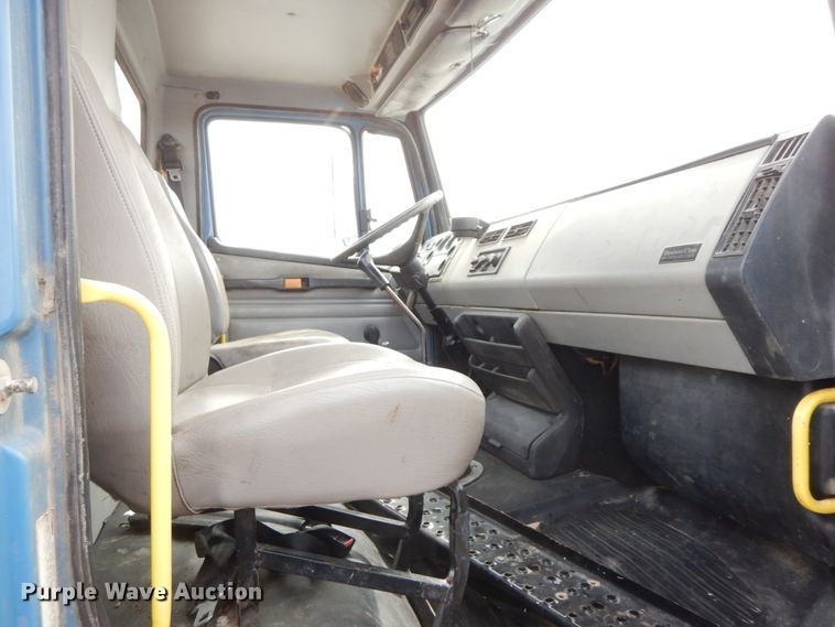 image for item HJ9680 2000 Freightliner FL70  truck cab and chassis