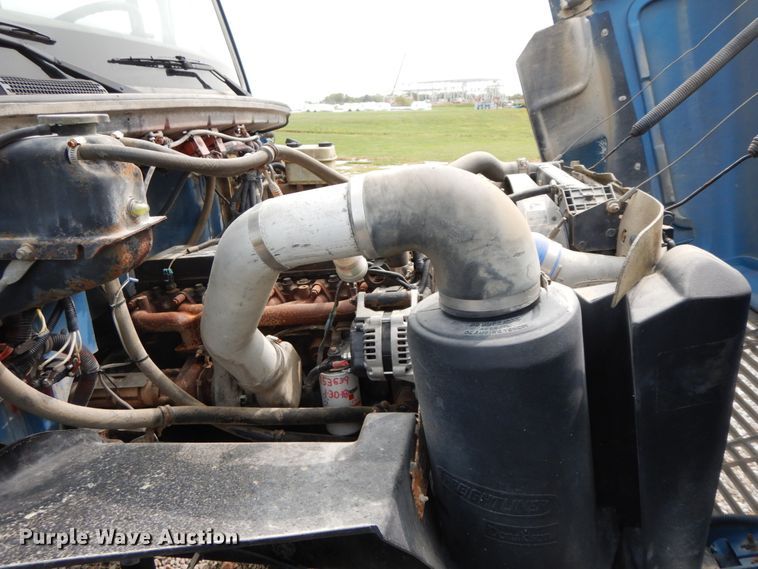 image for item HJ9680 2000 Freightliner FL70  truck cab and chassis