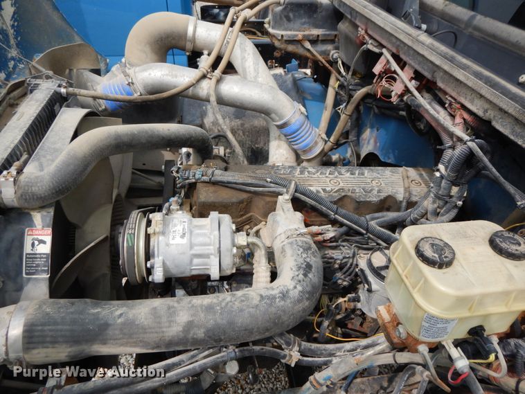 image for item HJ9680 2000 Freightliner FL70  truck cab and chassis