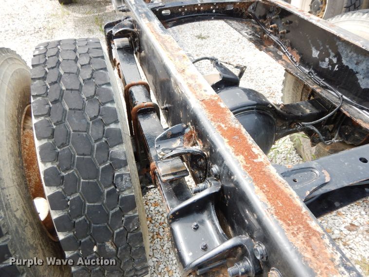 image for item HJ9680 2000 Freightliner FL70  truck cab and chassis