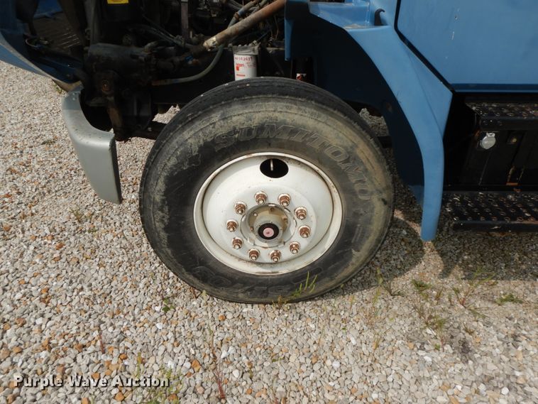 image for item HJ9680 2000 Freightliner FL70  truck cab and chassis