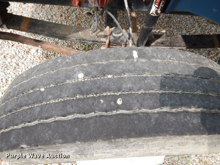 image for item HJ9680 2000 Freightliner FL70  truck cab and chassis