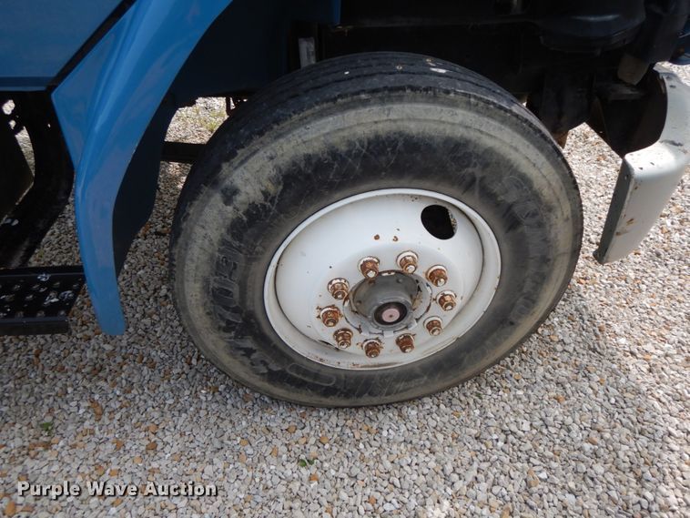 image for item HJ9680 2000 Freightliner FL70  truck cab and chassis