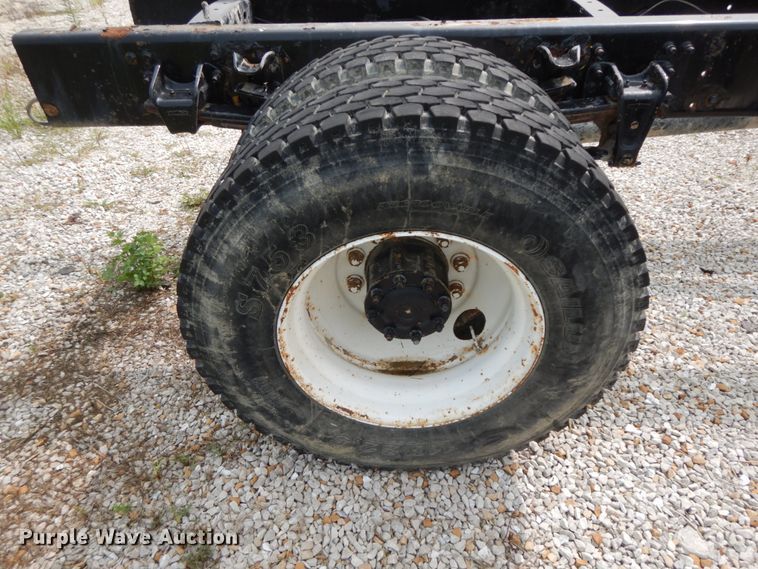 image for item HJ9680 2000 Freightliner FL70  truck cab and chassis