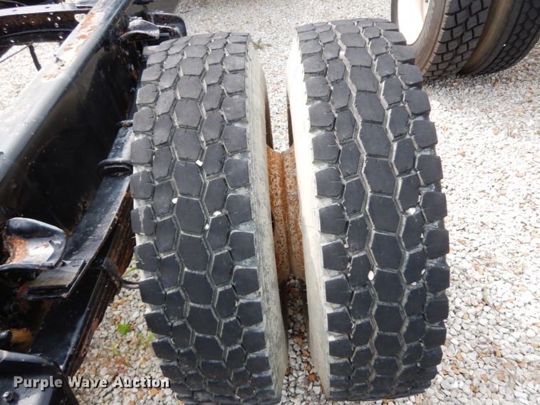 image for item HJ9680 2000 Freightliner FL70  truck cab and chassis