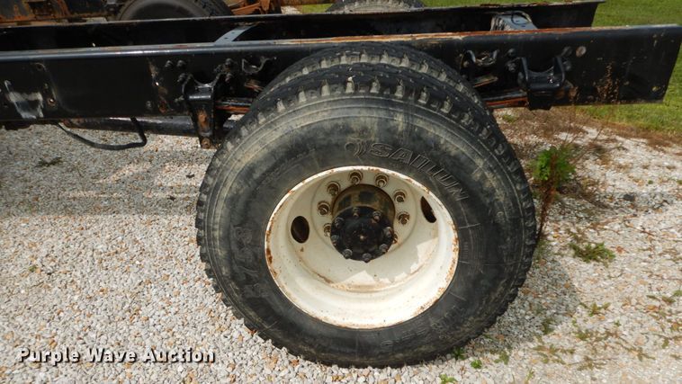 image for item HJ9680 2000 Freightliner FL70  truck cab and chassis