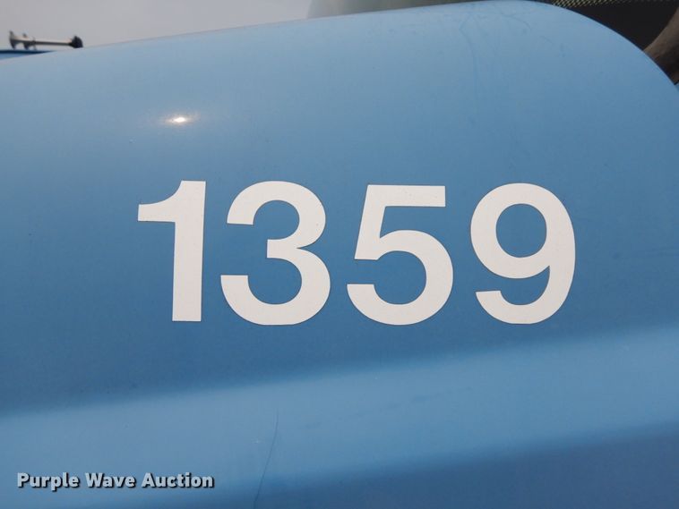 image for item HJ9680 2000 Freightliner FL70  truck cab and chassis