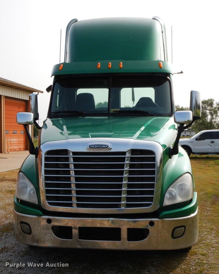 image for item HJ9689 2010 Freightliner Cascadia  semi truck