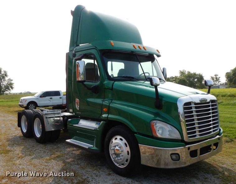 image for item HJ9689 2010 Freightliner Cascadia  semi truck