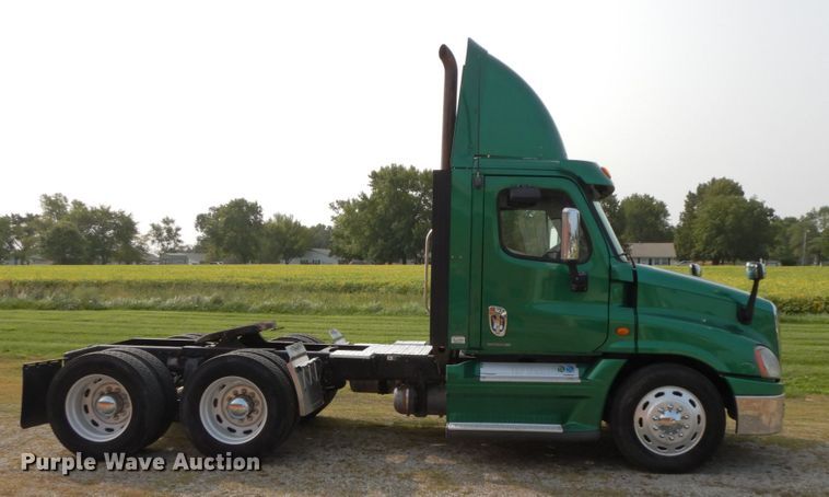 image for item HJ9689 2010 Freightliner Cascadia  semi truck