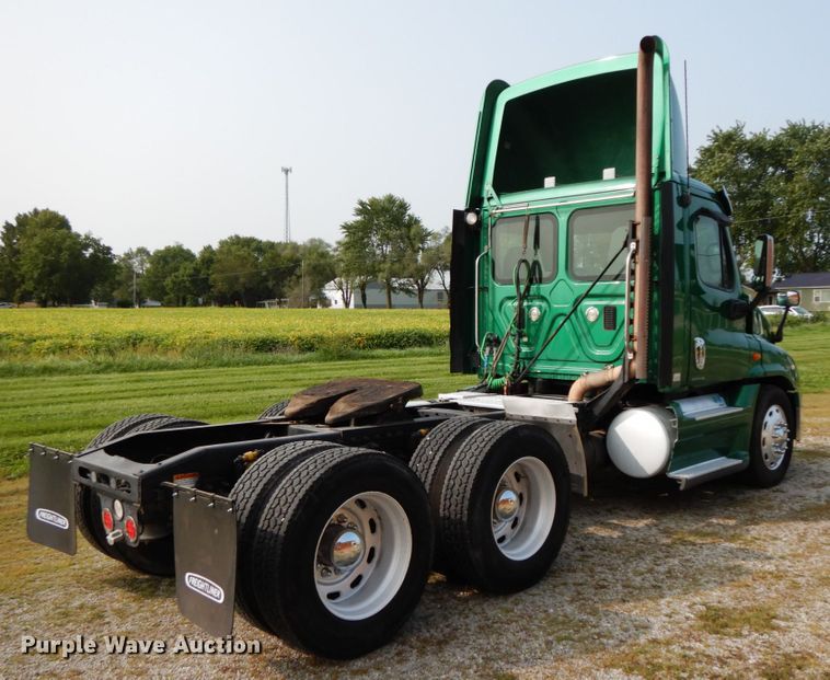 image for item HJ9689 2010 Freightliner Cascadia  semi truck