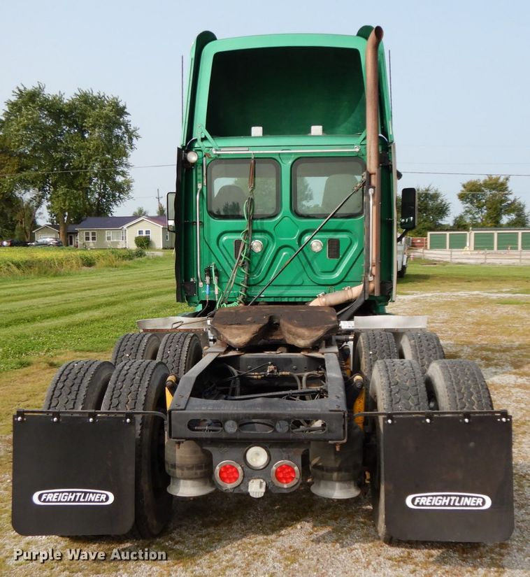 image for item HJ9689 2010 Freightliner Cascadia  semi truck