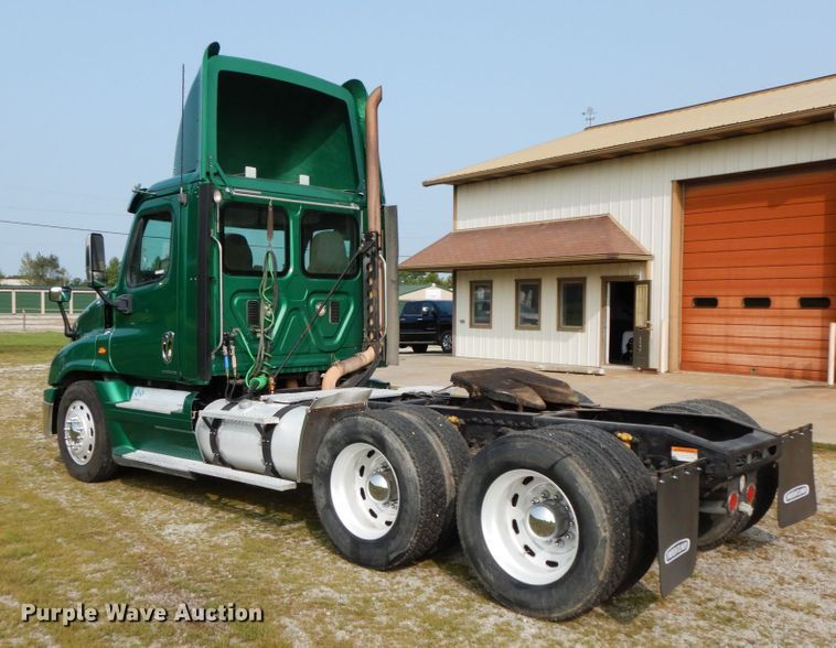 image for item HJ9689 2010 Freightliner Cascadia  semi truck
