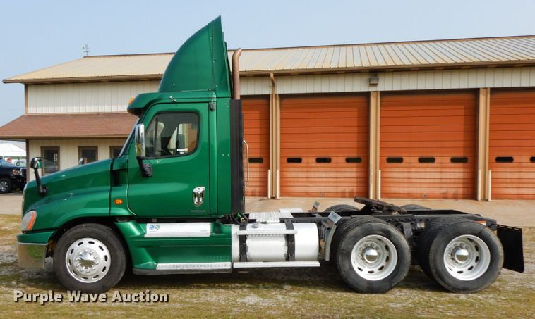 image for item HJ9689 2010 Freightliner Cascadia  semi truck