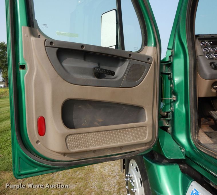 image for item HJ9689 2010 Freightliner Cascadia  semi truck