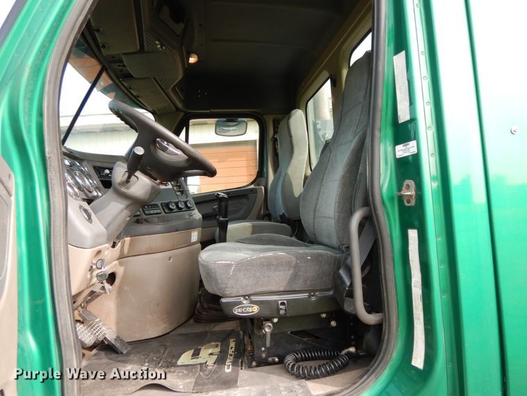 image for item HJ9689 2010 Freightliner Cascadia  semi truck