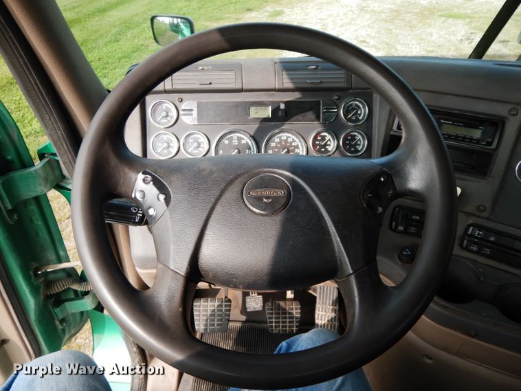 image for item HJ9689 2010 Freightliner Cascadia  semi truck