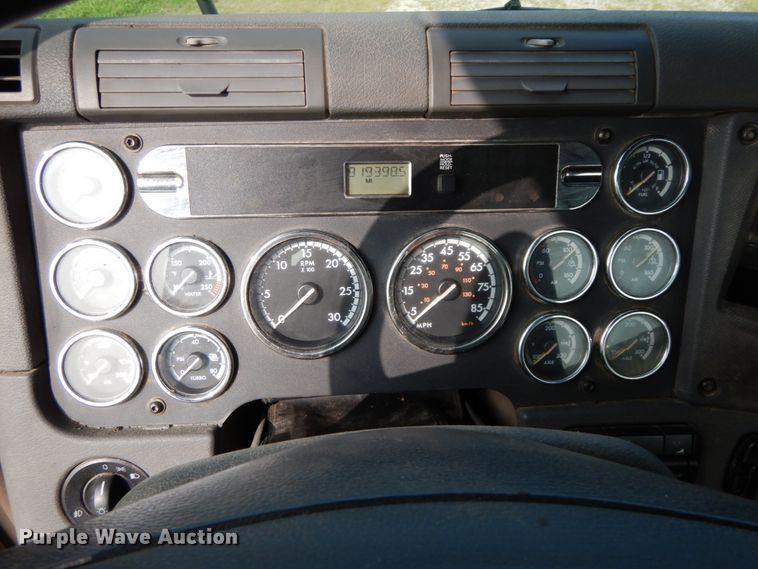 image for item HJ9689 2010 Freightliner Cascadia  semi truck