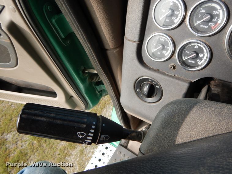 image for item HJ9689 2010 Freightliner Cascadia  semi truck