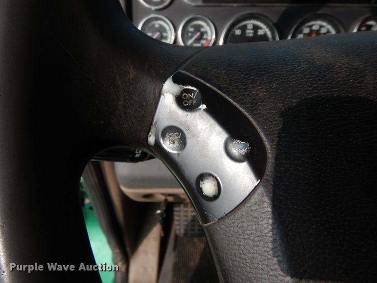 image for item HJ9689 2010 Freightliner Cascadia  semi truck