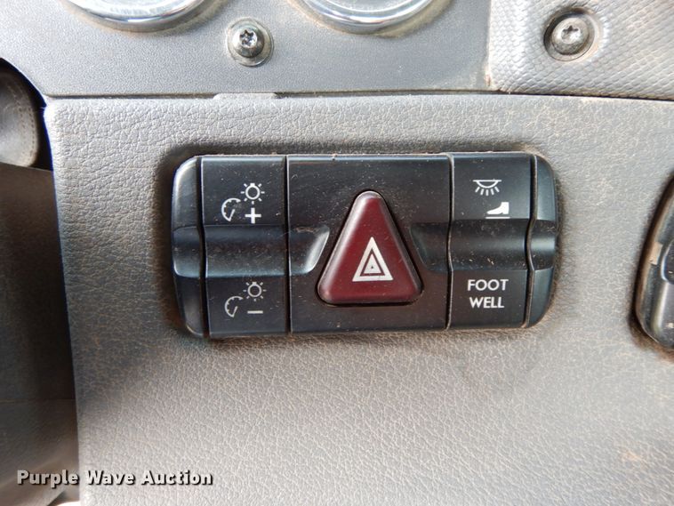 image for item HJ9689 2010 Freightliner Cascadia  semi truck