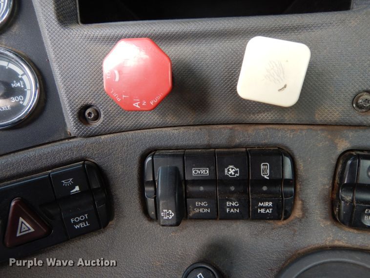 image for item HJ9689 2010 Freightliner Cascadia  semi truck