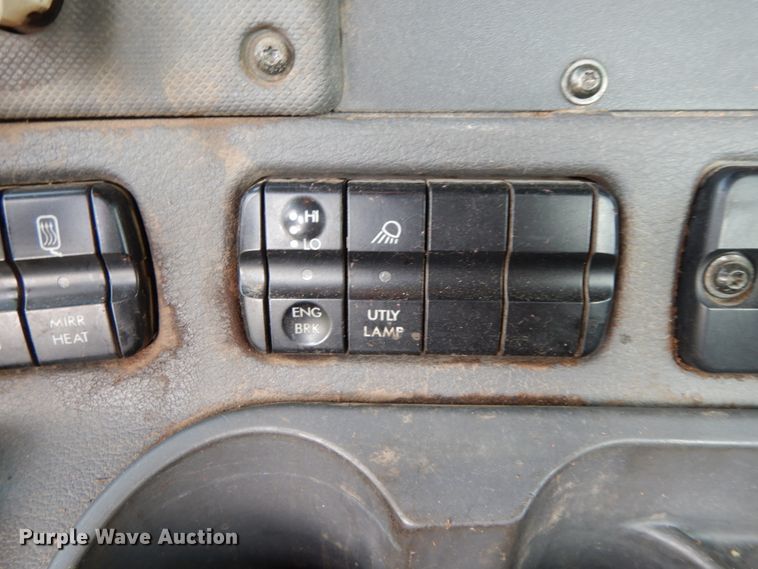 image for item HJ9689 2010 Freightliner Cascadia  semi truck