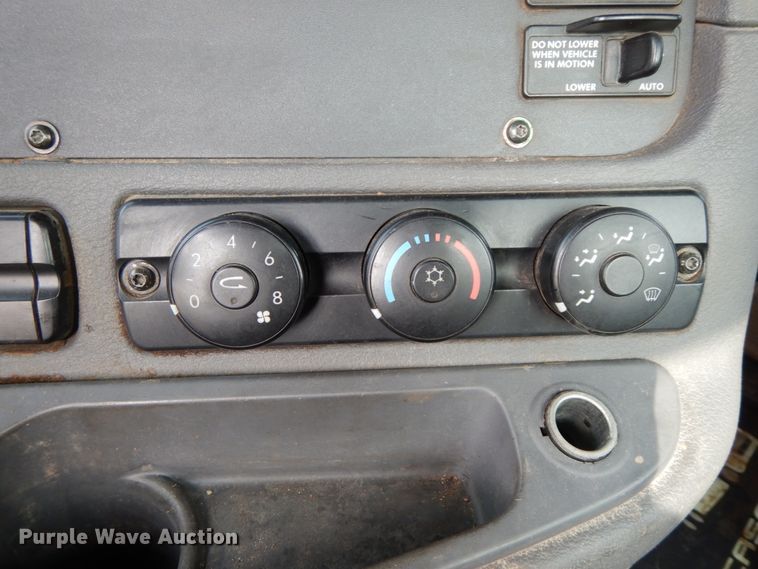 image for item HJ9689 2010 Freightliner Cascadia  semi truck