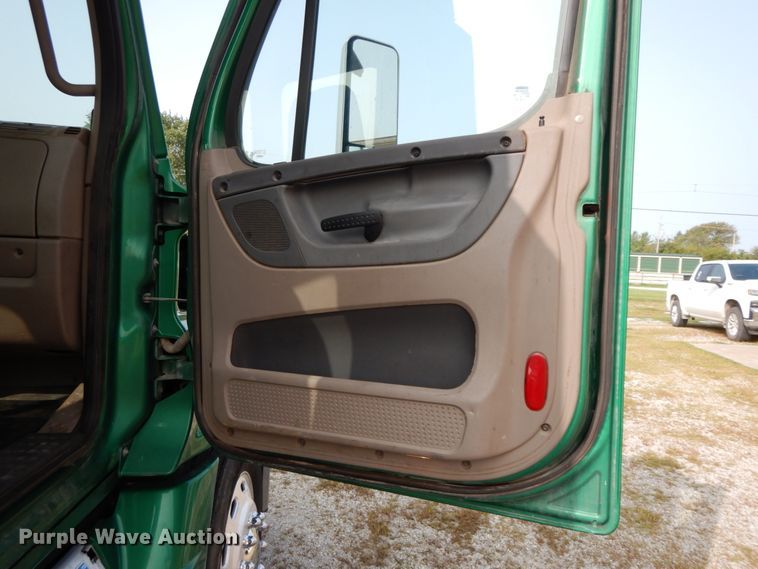 image for item HJ9689 2010 Freightliner Cascadia  semi truck