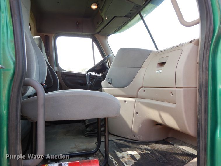 image for item HJ9689 2010 Freightliner Cascadia  semi truck