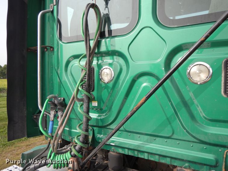 image for item HJ9689 2010 Freightliner Cascadia  semi truck