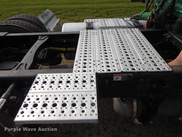 image for item HJ9689 2010 Freightliner Cascadia  semi truck