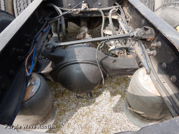 image for item HJ9689 2010 Freightliner Cascadia  semi truck