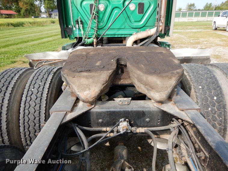 image for item HJ9689 2010 Freightliner Cascadia  semi truck