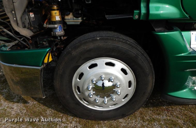 image for item HJ9689 2010 Freightliner Cascadia  semi truck