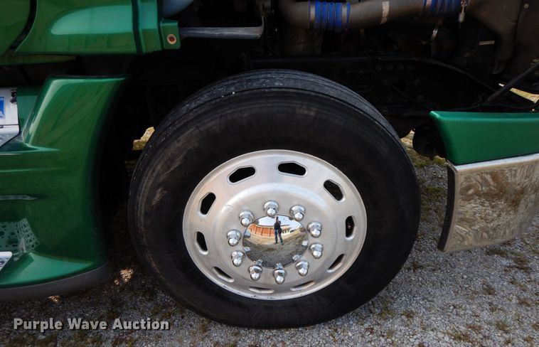 image for item HJ9689 2010 Freightliner Cascadia  semi truck